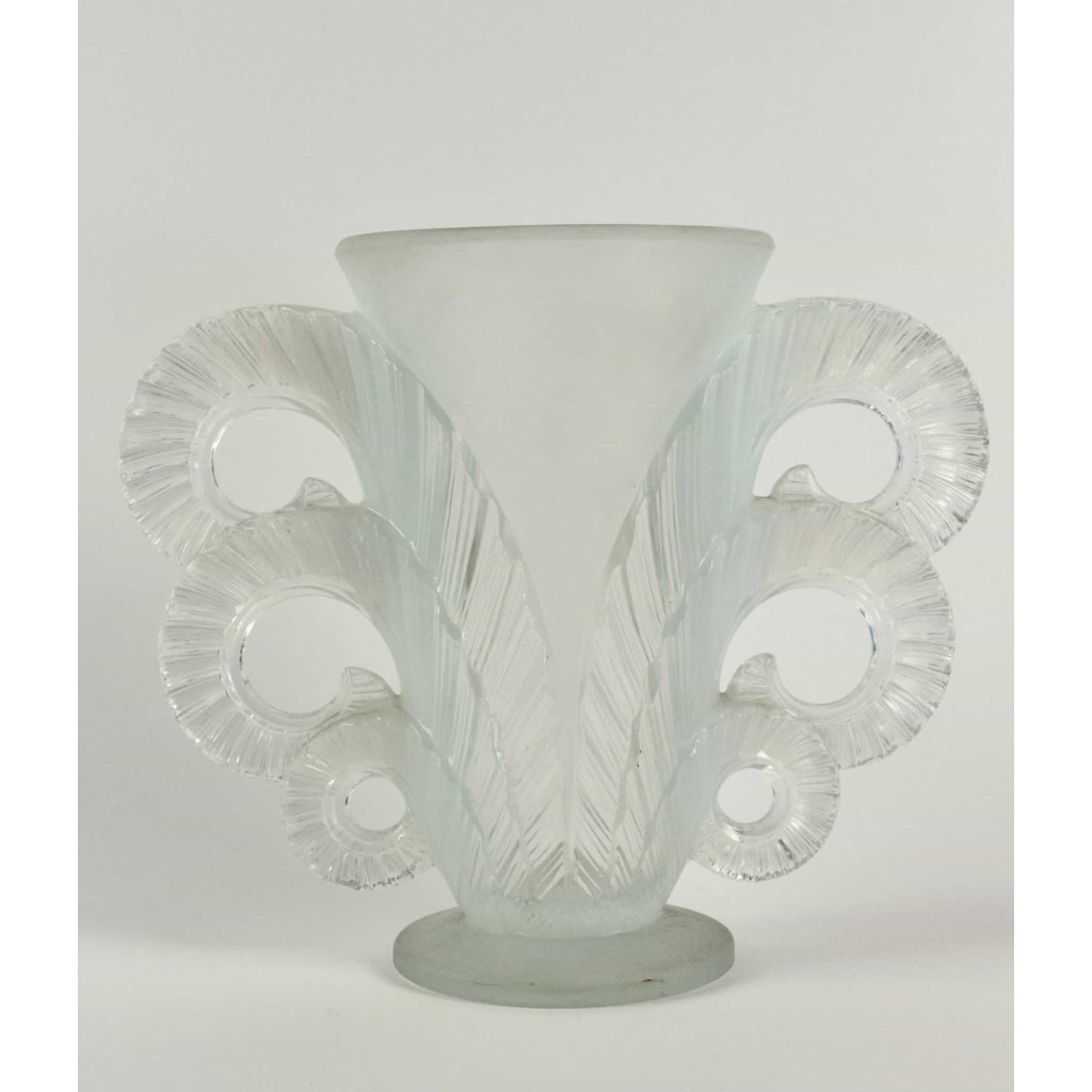 Pierre D'Avesn (1901-1990) vase opalescent Pierre D'Avesn (1901-1990) vase opalescent