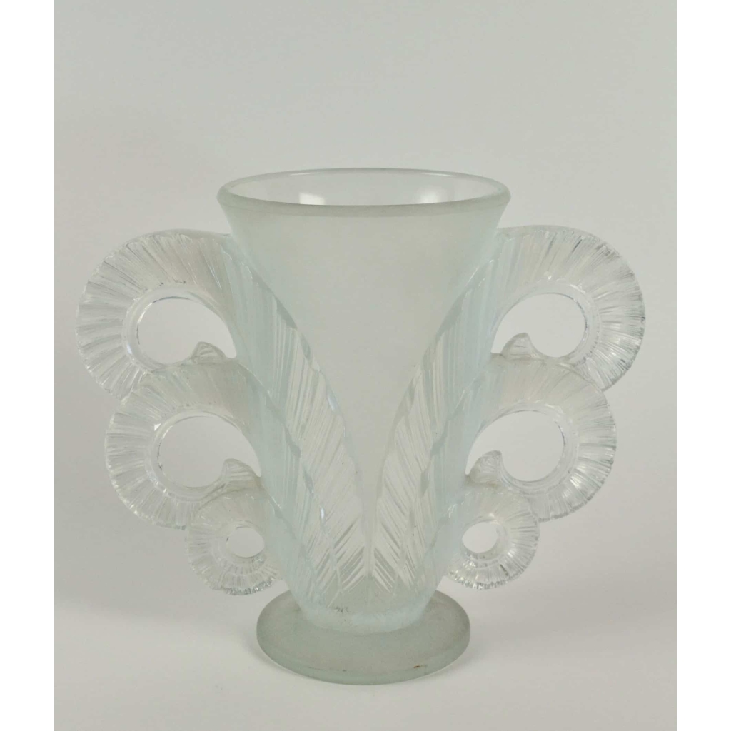 Pierre D'Avesn (1901-1990) vase opalescent Pierre D'Avesn (1901-1990) vase opalescent