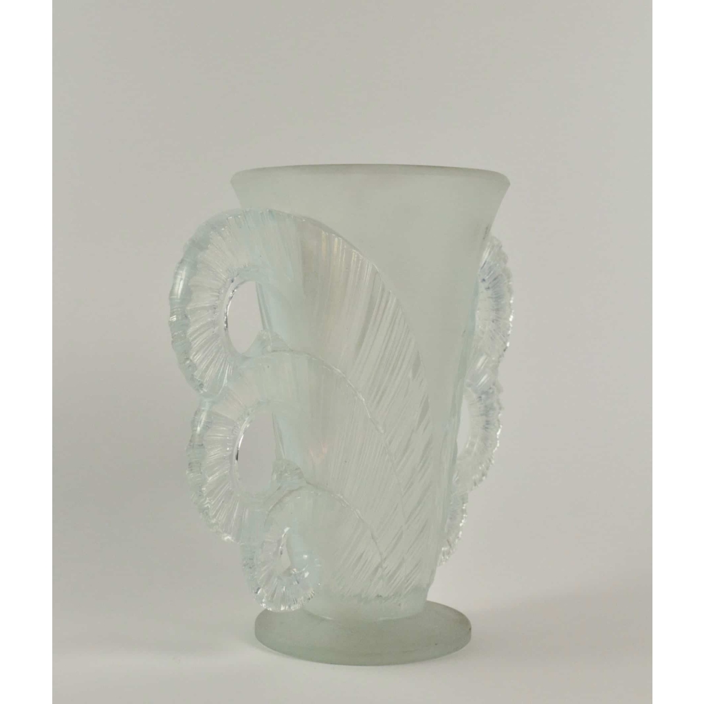 Pierre D'Avesn (1901-1990) vase opalescent Pierre D'Avesn (1901-1990) vase opalescent