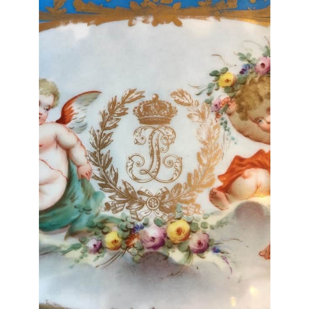 Plat en porcelaine de Sèvres, service du château des Tuileries. Réf: 281 Plat en porcelaine de Sèvres, service du château des Tuileries. Réf: 281