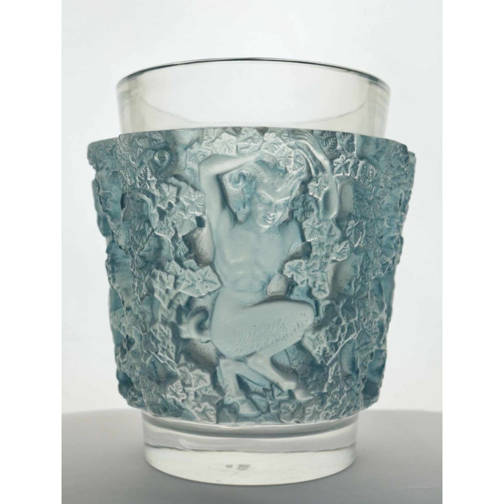 RENE LALIQUE (1860-1945) Vase «Bacchus» Patiné Bleu RENE LALIQUE (1860-1945) Vase «Bacchus» Patiné Bleu