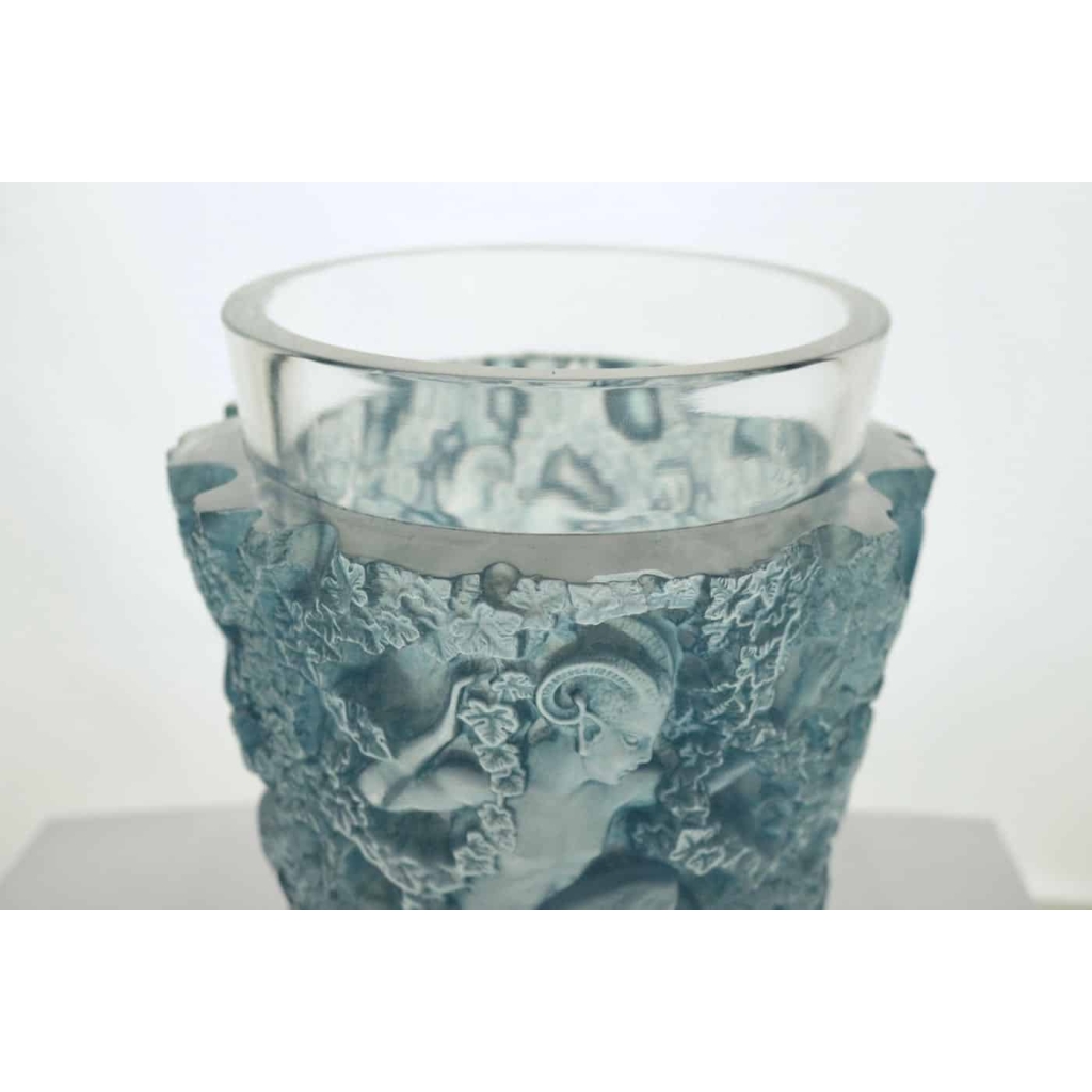 RENE LALIQUE (1860-1945) Vase «Bacchus» Patiné Bleu RENE LALIQUE (1860-1945) Vase «Bacchus» Patiné Bleu