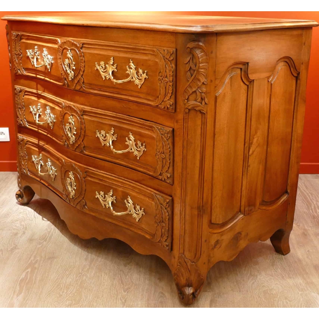 Commode Lyonnaise de mariage XVIIIème siècle en noyer massif sculpté et mouluré ouvrant par trois tiroirs Commode Lyonnaise de mariage XVIIIème siècle en noyer massif sculpté et mouluré ouvrant par trois tiroirs