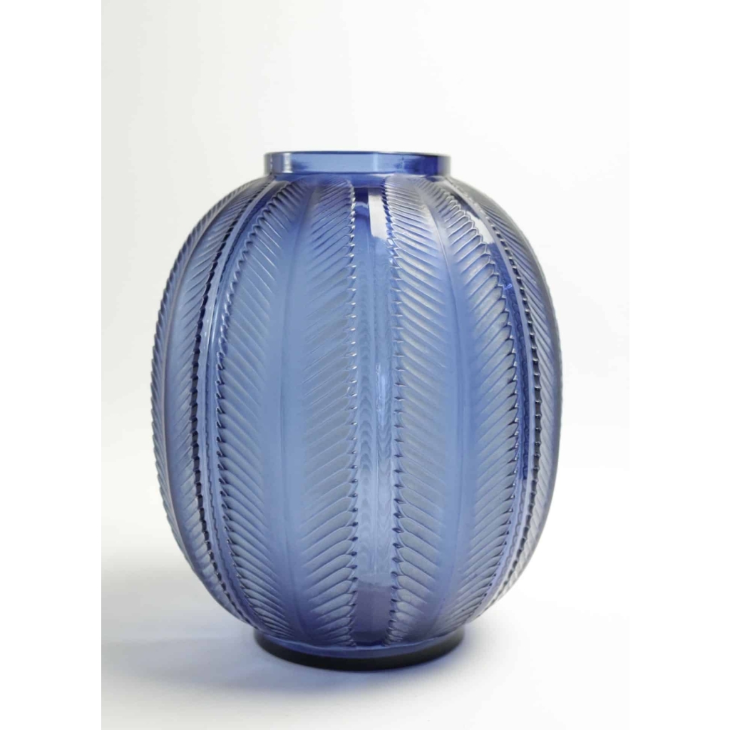 RENE LALIQUE (1860-1945) Vase "Biskra" teinté Bleu |||||||