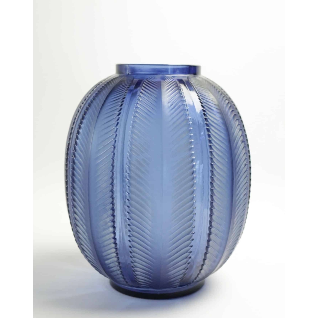 RENE LALIQUE (1860-1945) Vase "Biskra" teinté Bleu RENE LALIQUE (1860-1945) Vase "Biskra" teinté Bleu