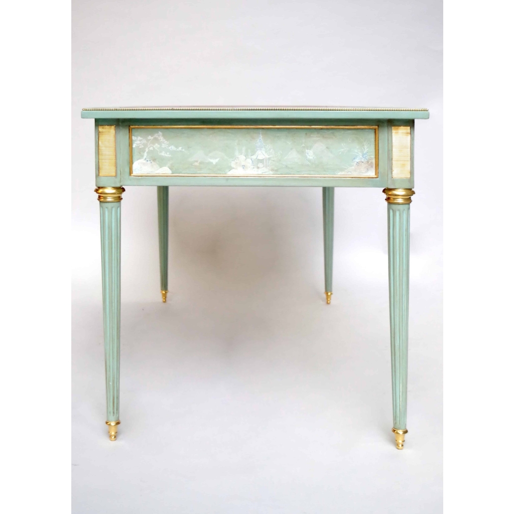 Petit bureau plat de style Louis XVI en laque céladon, circa 1950 Petit bureau plat de style Louis XVI en laque céladon, circa 1950