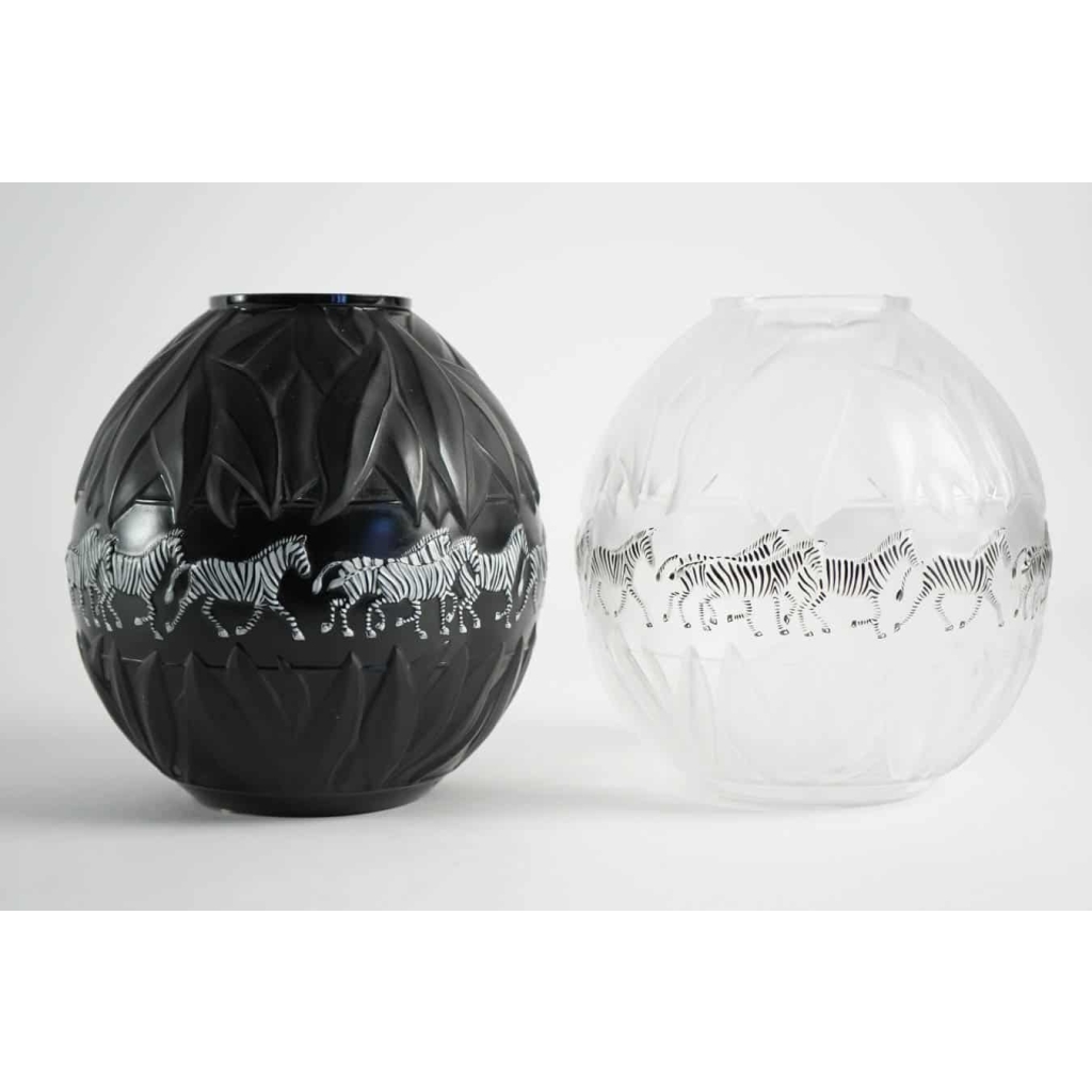 Marie Claude Lalique : Pair of Black and Frosted Glass 'TANZANIA' Vases ||||||||||||||