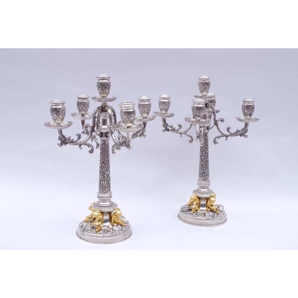 Paire de candélabres en argent niellé de style Louis XIV et décor de putti dorés, époque 1900 |||||||