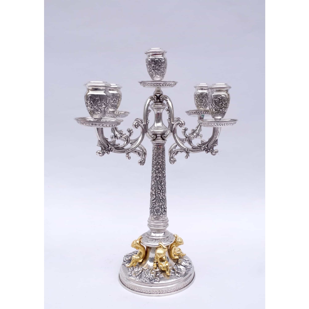 Paire de candélabres en argent niellé de style Louis XIV et décor de putti dorés, époque 1900 Paire de candélabres en argent niellé de style Louis XIV et décor de putti dorés, époque 1900