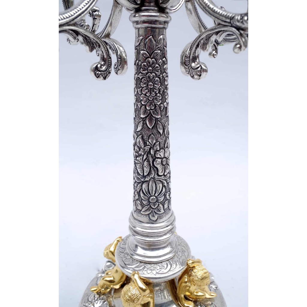 Paire de candélabres en argent niellé de style Louis XIV et décor de putti dorés, époque 1900 Paire de candélabres en argent niellé de style Louis XIV et décor de putti dorés, époque 1900