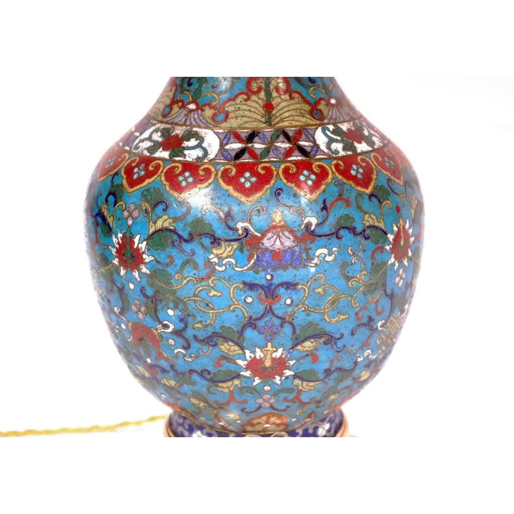 Paire de lampes en émaux cloisonnés à fond bleu montées en bronze doré, fin XIXème siècle Paire de lampes en émaux cloisonnés à fond bleu montées en bronze doré, fin XIXème siècle