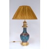 Paire de lampes en émaux cloisonnés à fond bleu montées en bronze doré, fin XIXème siècle Paire de lampes en émaux cloisonnés à fond bleu montées en bronze doré, fin XIXème siècle