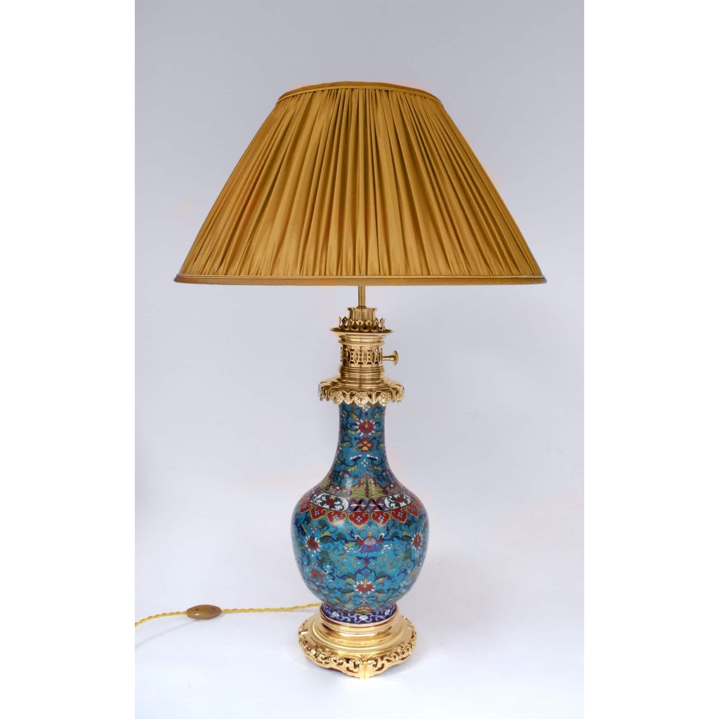 Paire de lampes en émaux cloisonnés à fond bleu montées en bronze doré, fin XIXème siècle Paire de lampes en émaux cloisonnés à fond bleu montées en bronze doré, fin XIXème siècle