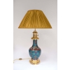 Paire de lampes en émaux cloisonnés à fond bleu montées en bronze doré, fin XIXème siècle Paire de lampes en émaux cloisonnés à fond bleu montées en bronze doré, fin XIXème siècle