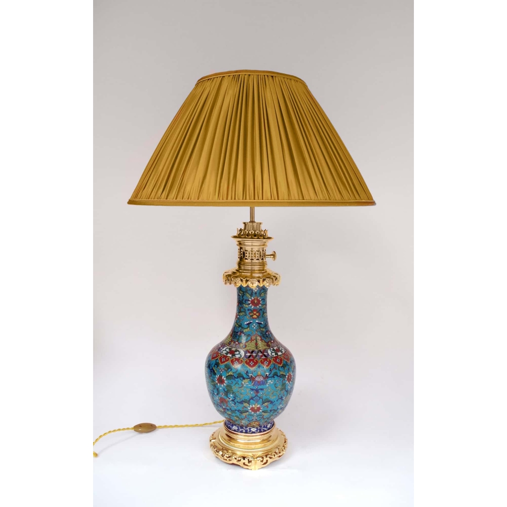 Paire de lampes en émaux cloisonnés à fond bleu montées en bronze doré, fin XIXème siècle Paire de lampes en émaux cloisonnés à fond bleu montées en bronze doré, fin XIXème siècle