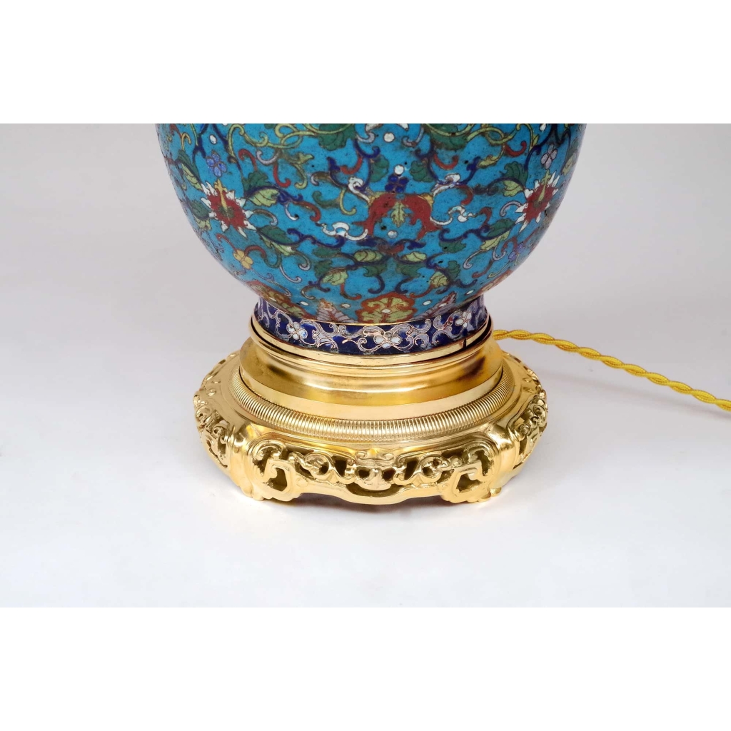 Paire de lampes en émaux cloisonnés à fond bleu montées en bronze doré, fin XIXème siècle Paire de lampes en émaux cloisonnés à fond bleu montées en bronze doré, fin XIXème siècle