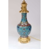 Paire de lampes en émaux cloisonnés à fond bleu montées en bronze doré, fin XIXème siècle Paire de lampes en émaux cloisonnés à fond bleu montées en bronze doré, fin XIXème siècle