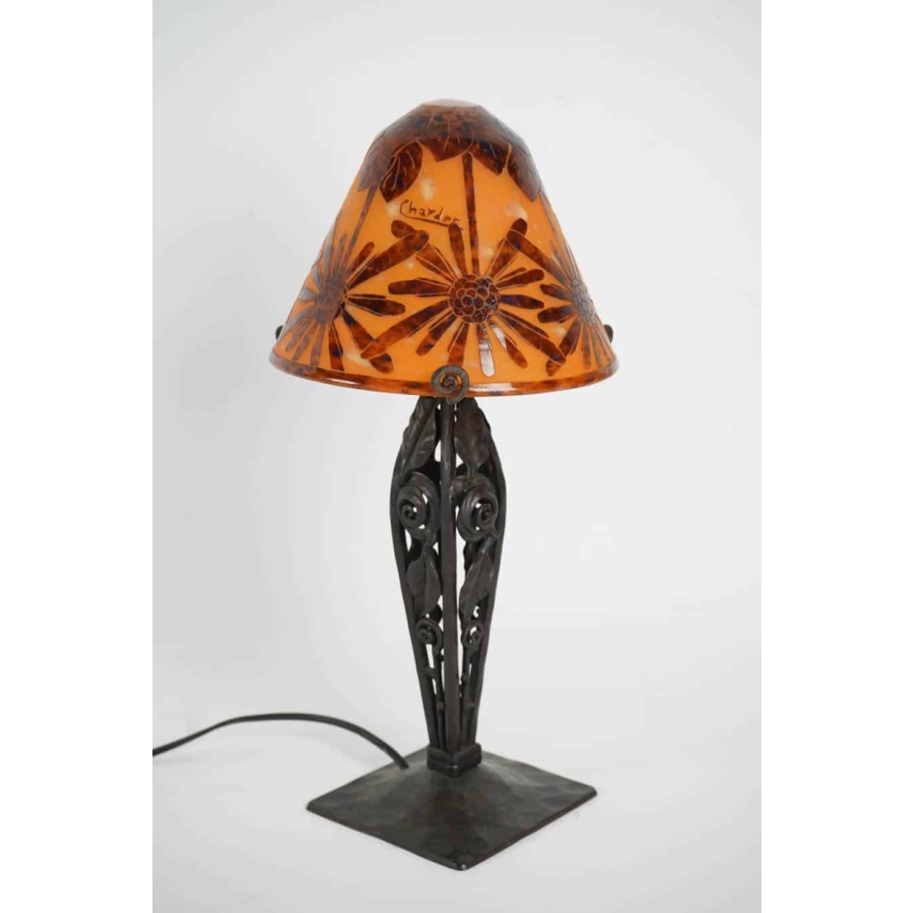 Lampe rare aux cocotiers signée Charder sur un pied enfer forgé 1925-1930 Lampe rare aux cocotiers signée Charder sur un pied enfer forgé 1925-1930