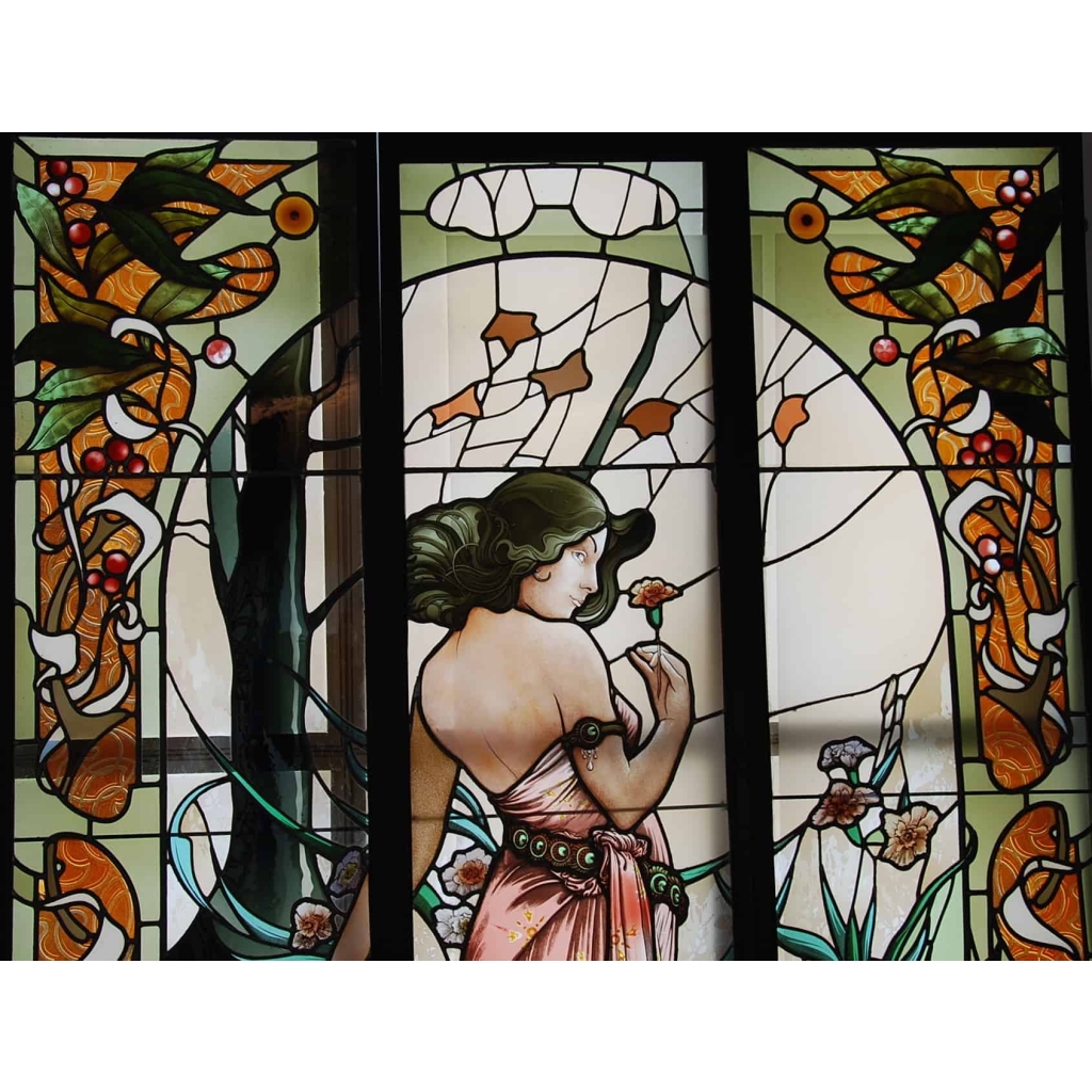 VITRAUX ART NOUVEAU FEMME AUX OEILLETS VITRAUX ART NOUVEAU FEMME AUX OEILLETS