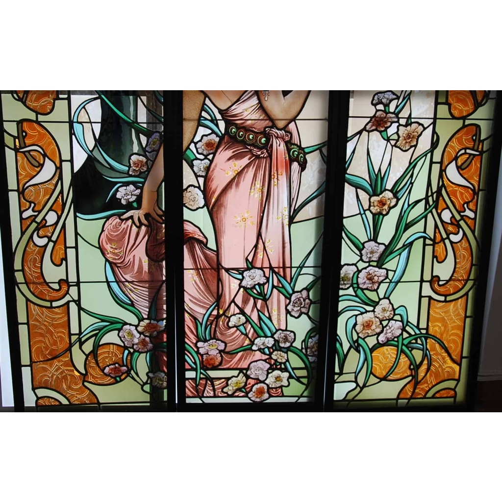 VITRAUX ART NOUVEAU FEMME AUX OEILLETS VITRAUX ART NOUVEAU FEMME AUX OEILLETS