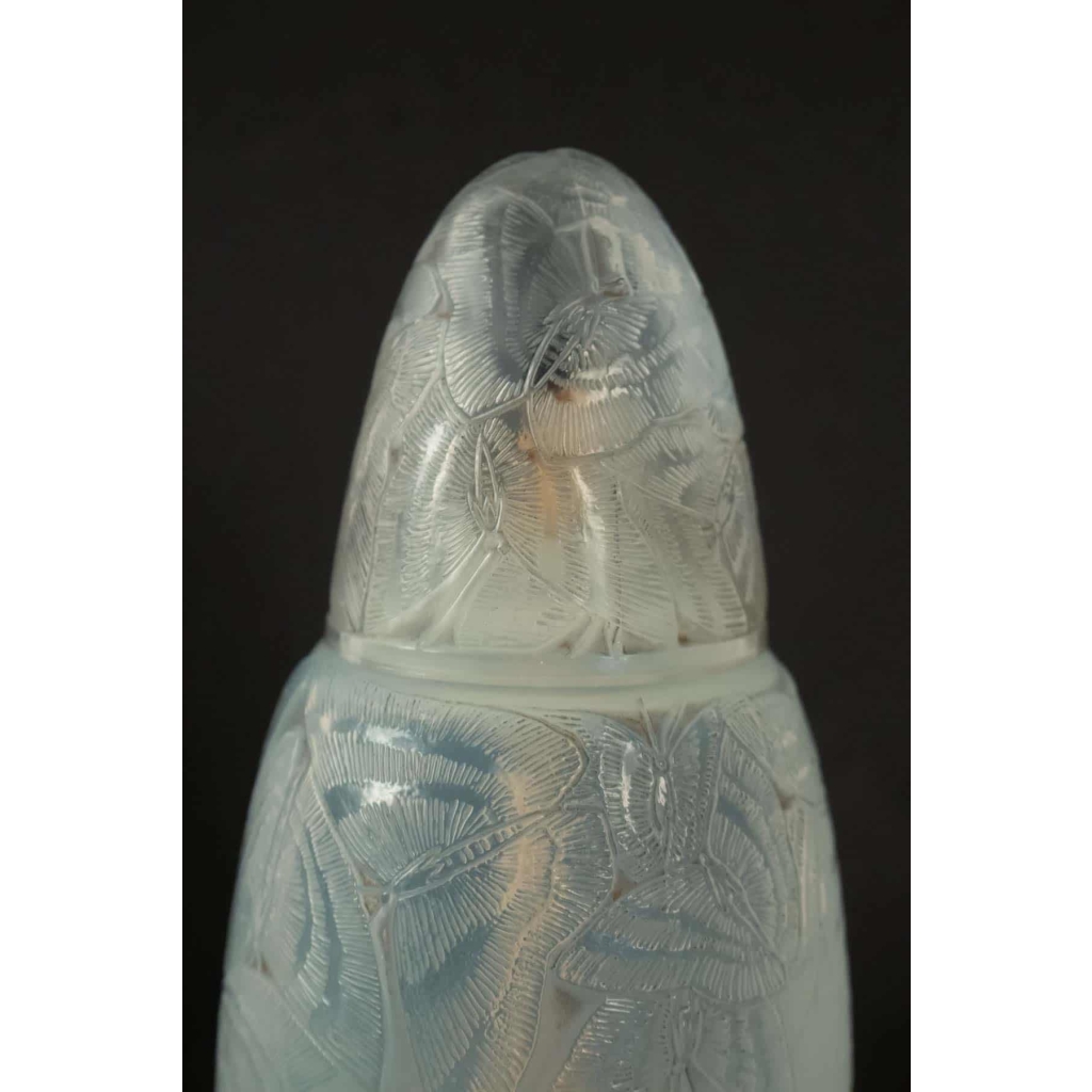 RENE LALIQUE «Papillons» - Brûle-parfum en verre opalescent 1920 RENE LALIQUE «Papillons» - Brûle-parfum en verre opalescent 1920