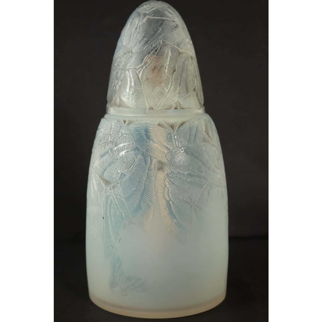 RENE LALIQUE «Papillons» - Brûle-parfum en verre opalescent 1920 RENE LALIQUE «Papillons» - Brûle-parfum en verre opalescent 1920