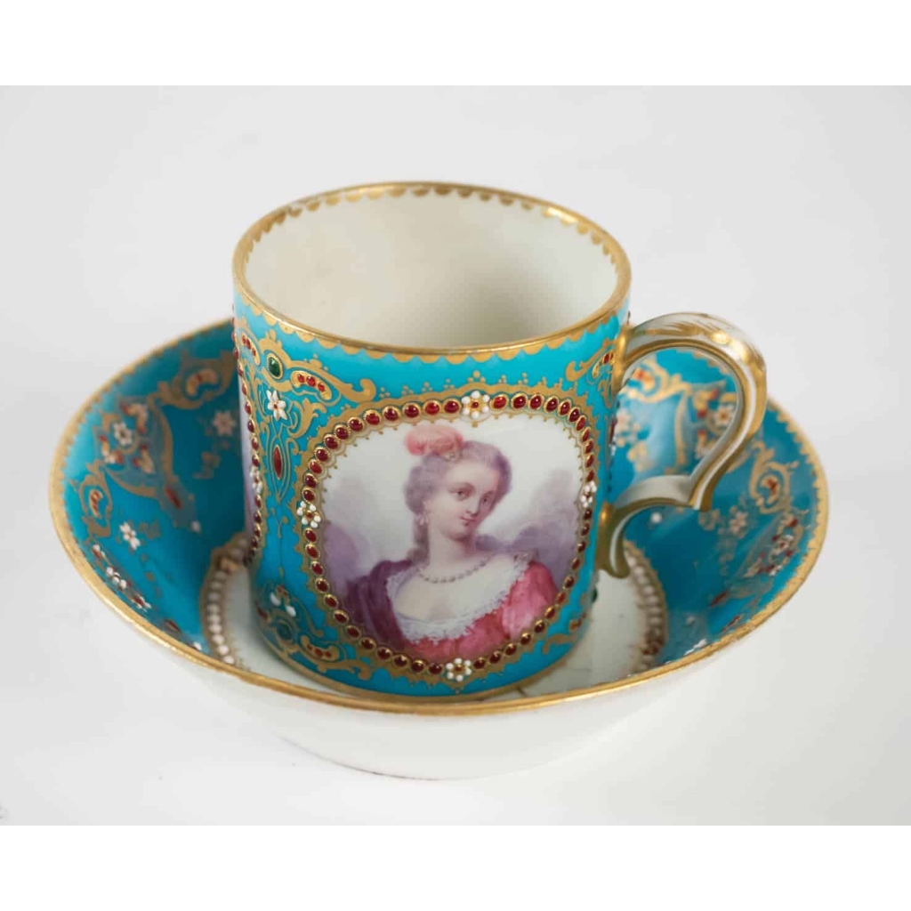 Paire grandes tasses Louis XIV et Louis XV Paire grandes tasses Louis XIV et Louis XV