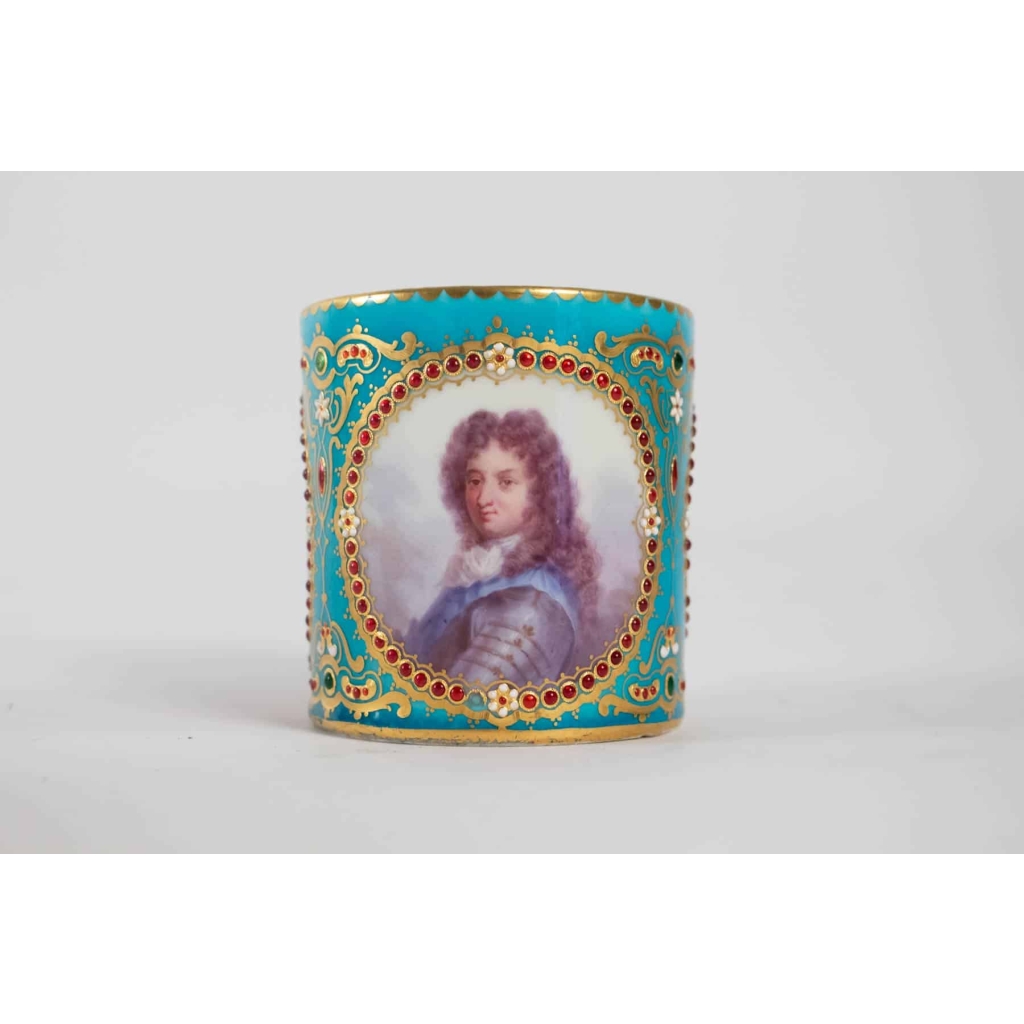 Paire grandes tasses Louis XIV et Louis XV Paire grandes tasses Louis XIV et Louis XV