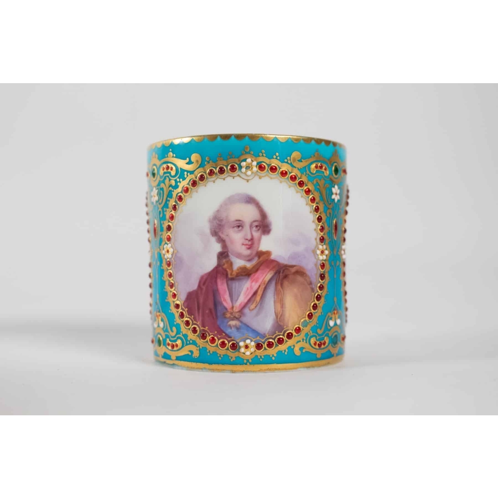 Paire grandes tasses Louis XIV et Louis XV Paire grandes tasses Louis XIV et Louis XV