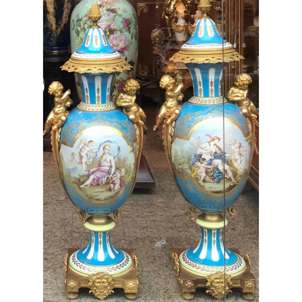 Importante paire de vases de Sèvres, bleu clair et bronzes dorés. Réf: 199. |||||||||||||||||