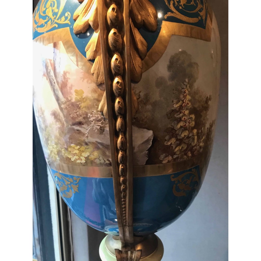 Importante paire de vases de Sèvres, bleu clair et bronzes dorés. Réf: 199. Importante paire de vases de Sèvres, bleu clair et bronzes dorés. Réf: 199.