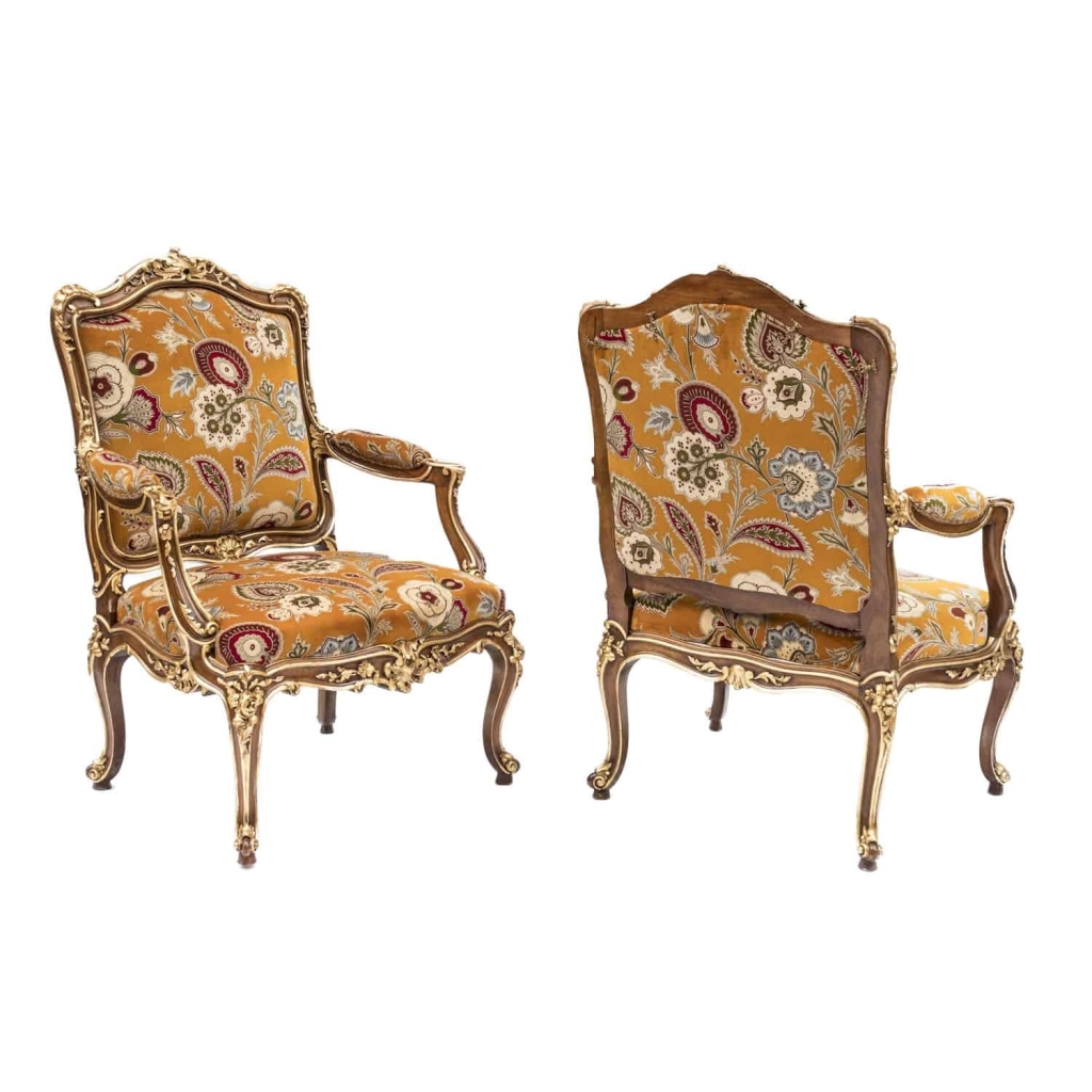 Paire de fauteuils à châssis style Louis XV, noyer rehauts or, vers 1950 ||||||||||