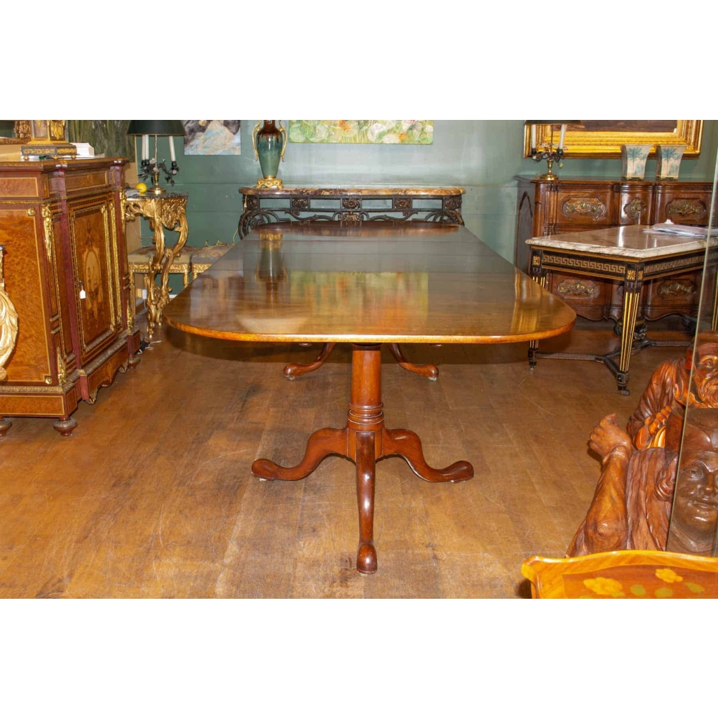 Grande table de style Georges III. Grande table de style Georges III.