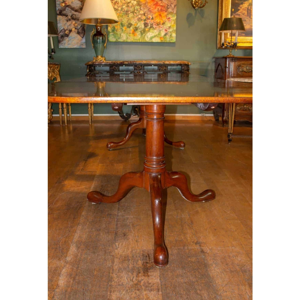 Grande table de style Georges III. Grande table de style Georges III.