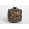 Small tambourine-shaped box in bronze with inlays in precious metals signed Kumagai Sei, Meiji era (1864 – 1912) |||||||||