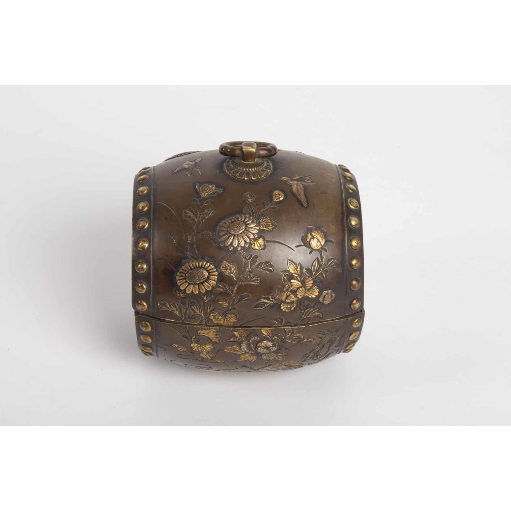 Small tambourine-shaped box in bronze with inlays in precious metals signed Kumagai Sei, Meiji era (1864 – 1912) Small tambourine-shaped box in bronze with inlays in precious metals signed Kumagai Sei, Meiji era (1864 – 1912)