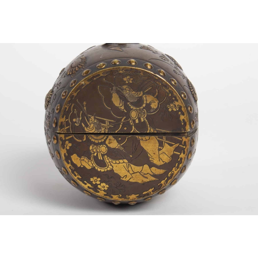 Small tambourine-shaped box in bronze with inlays in precious metals signed Kumagai Sei, Meiji era (1864 – 1912) Small tambourine-shaped box in bronze with inlays in precious metals signed Kumagai Sei, Meiji era (1864 – 1912)