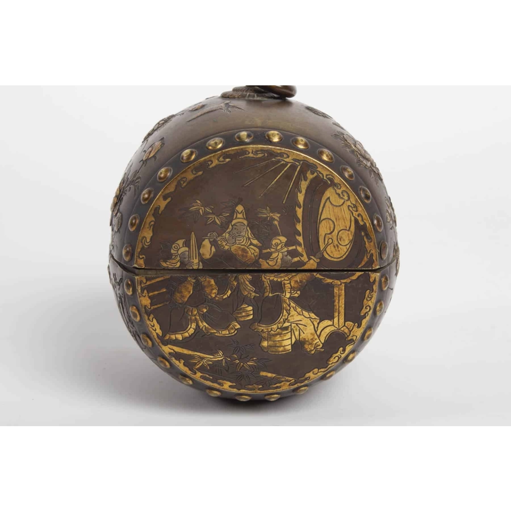 Small tambourine-shaped box in bronze with inlays in precious metals signed Kumagai Sei, Meiji era (1864 – 1912) Small tambourine-shaped box in bronze with inlays in precious metals signed Kumagai Sei, Meiji era (1864 – 1912)