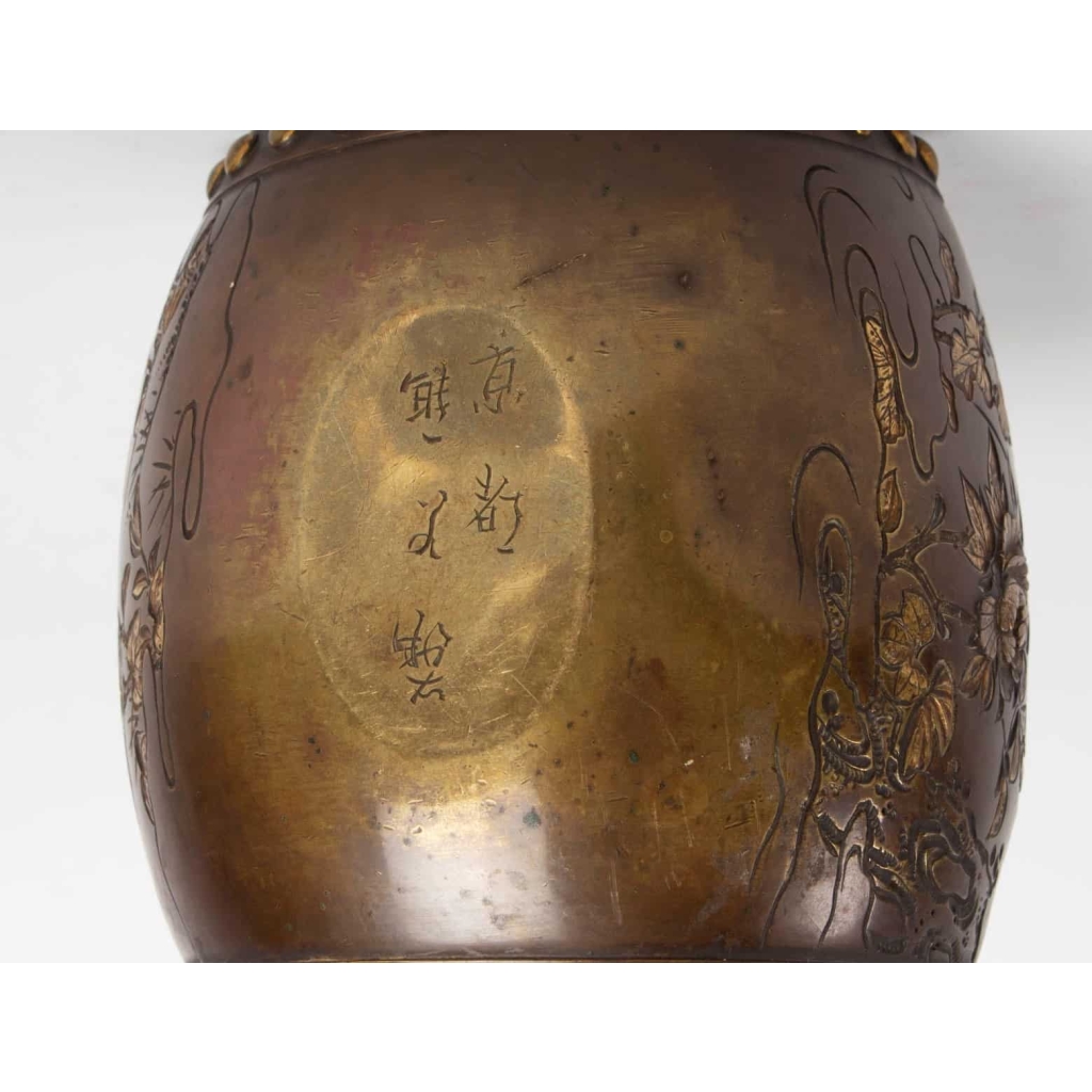 Small tambourine-shaped box in bronze with inlays in precious metals signed Kumagai Sei, Meiji era (1864 – 1912) Small tambourine-shaped box in bronze with inlays in precious metals signed Kumagai Sei, Meiji era (1864 – 1912)