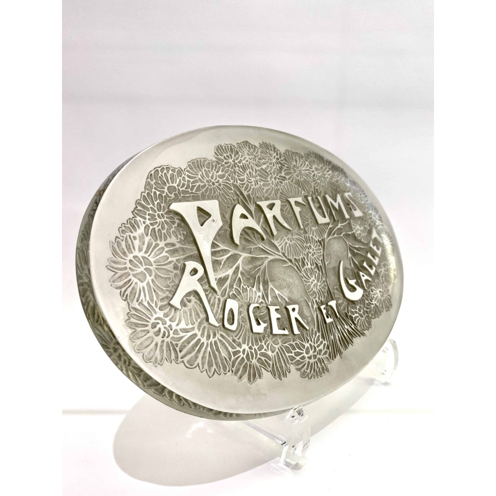 Plaque Publicitaire "Parfums Roger et Gallet" verre blanc patiné gris de René LALIQUE Plaque Publicitaire "Parfums Roger et Gallet" verre blanc patiné gris de René LALIQUE