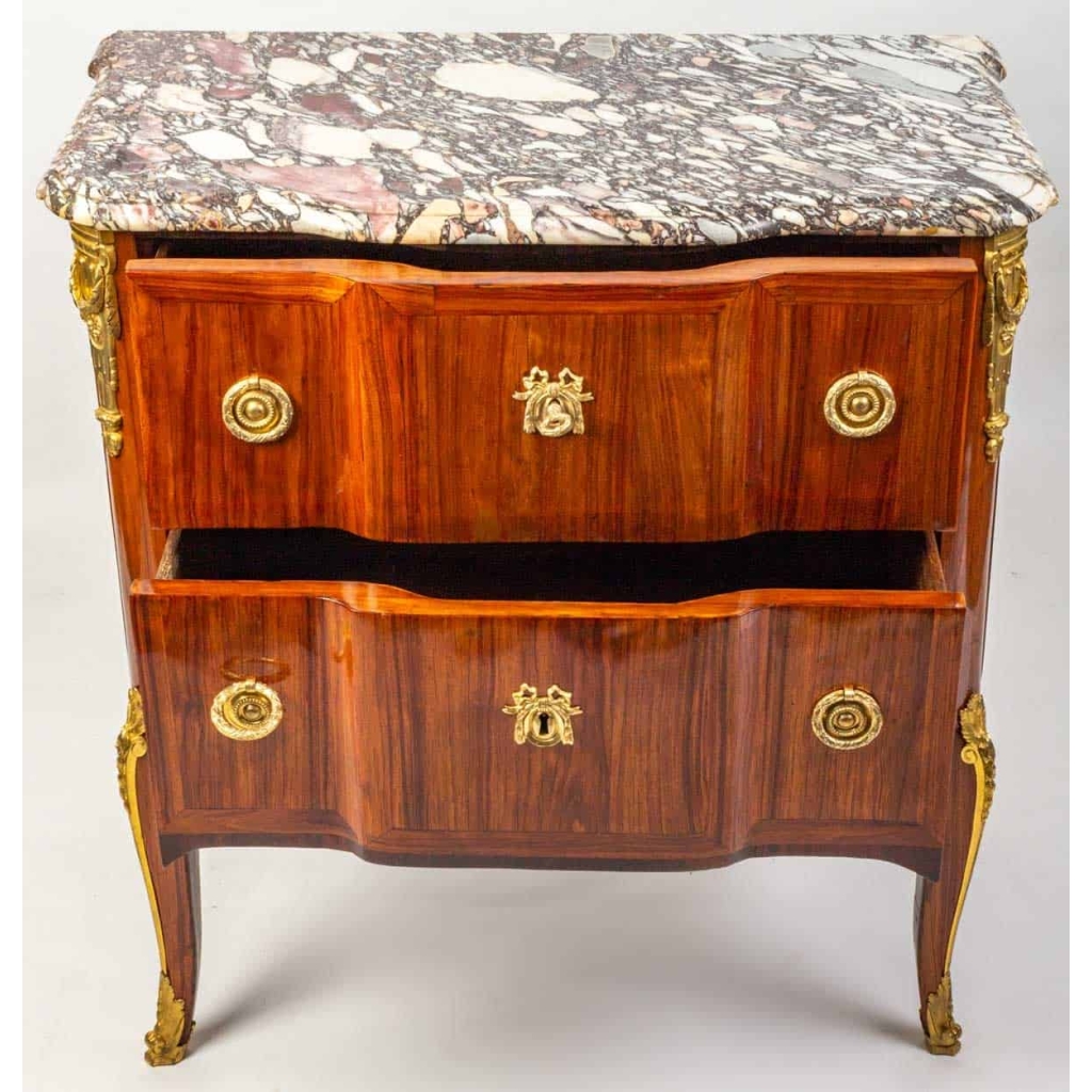 Petite commode d’époque Transition Louis XV - Louis XVI estampillée de J. Stumpff Petite commode d’époque Transition Louis XV - Louis XVI estampillée de J. Stumpff