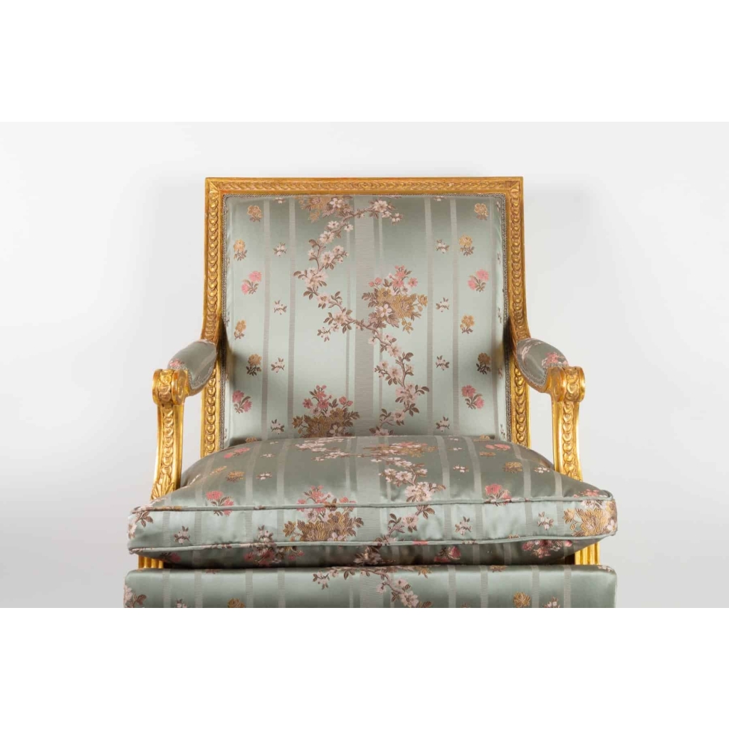 Paire de Fauteuils en bois doré de style Louis XVI fin 19e siècle Paire de Fauteuils en bois doré de style Louis XVI fin 19e siècle