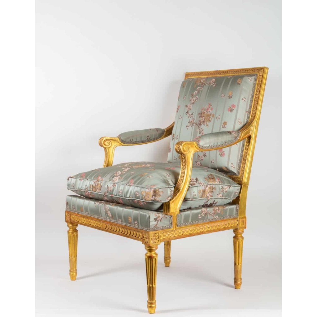 Paire de Fauteuils en bois doré de style Louis XVI fin 19e siècle Paire de Fauteuils en bois doré de style Louis XVI fin 19e siècle