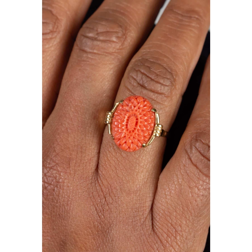 Bague en or 18 kt et corail représentant une fleur |||||