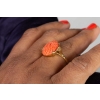 Bague en or 18 kt et corail représentant une fleur Bague en or 18 kt et corail représentant une fleur