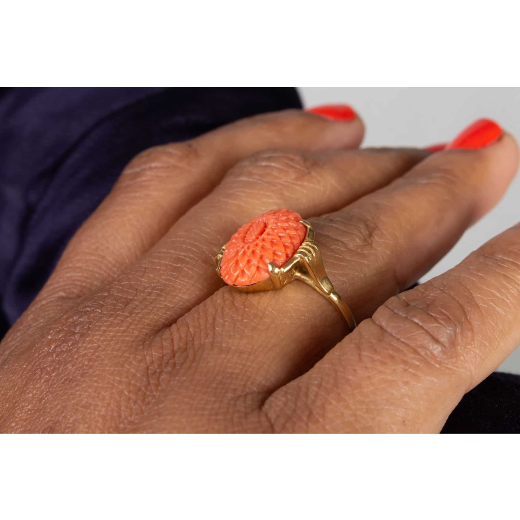 Bague en or 18 kt et corail représentant une fleur Bague en or 18 kt et corail représentant une fleur