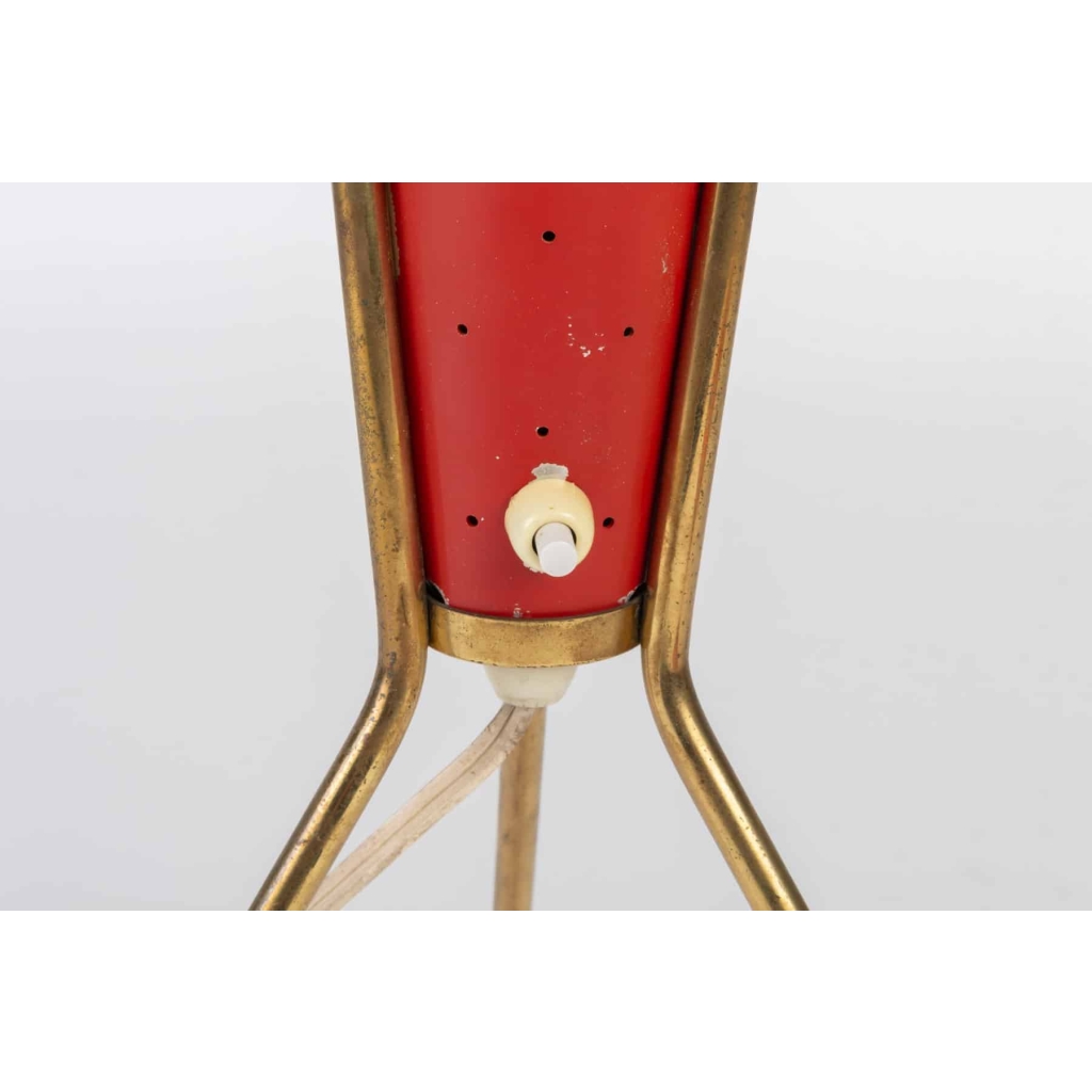 Lampe tripode années 50 en laiton et métal laqué rouge Lampe tripode années 50 en laiton et métal laqué rouge