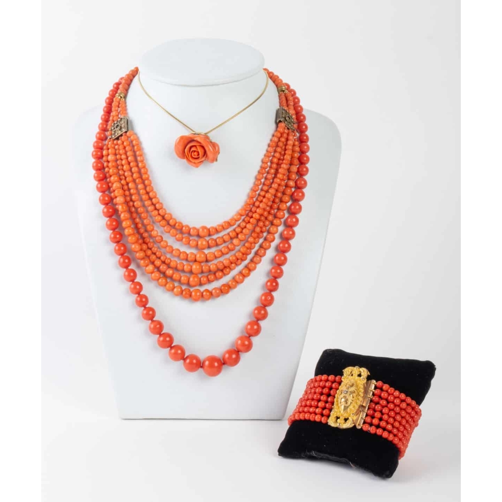 Ensemble de différents colliers, pendentif et bracelet en Corail |||||||||||