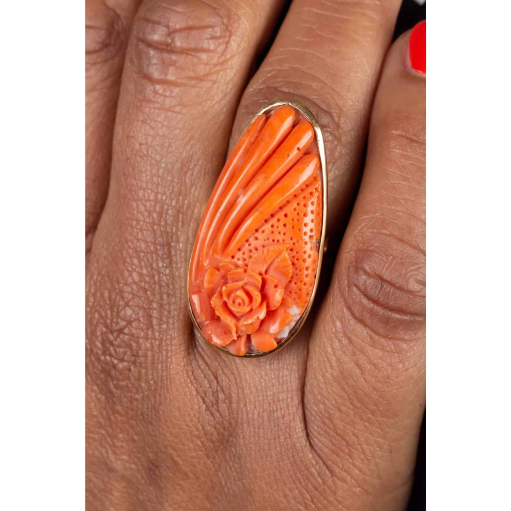 Bague en or 18 kt et corail représentant une fleur ||||