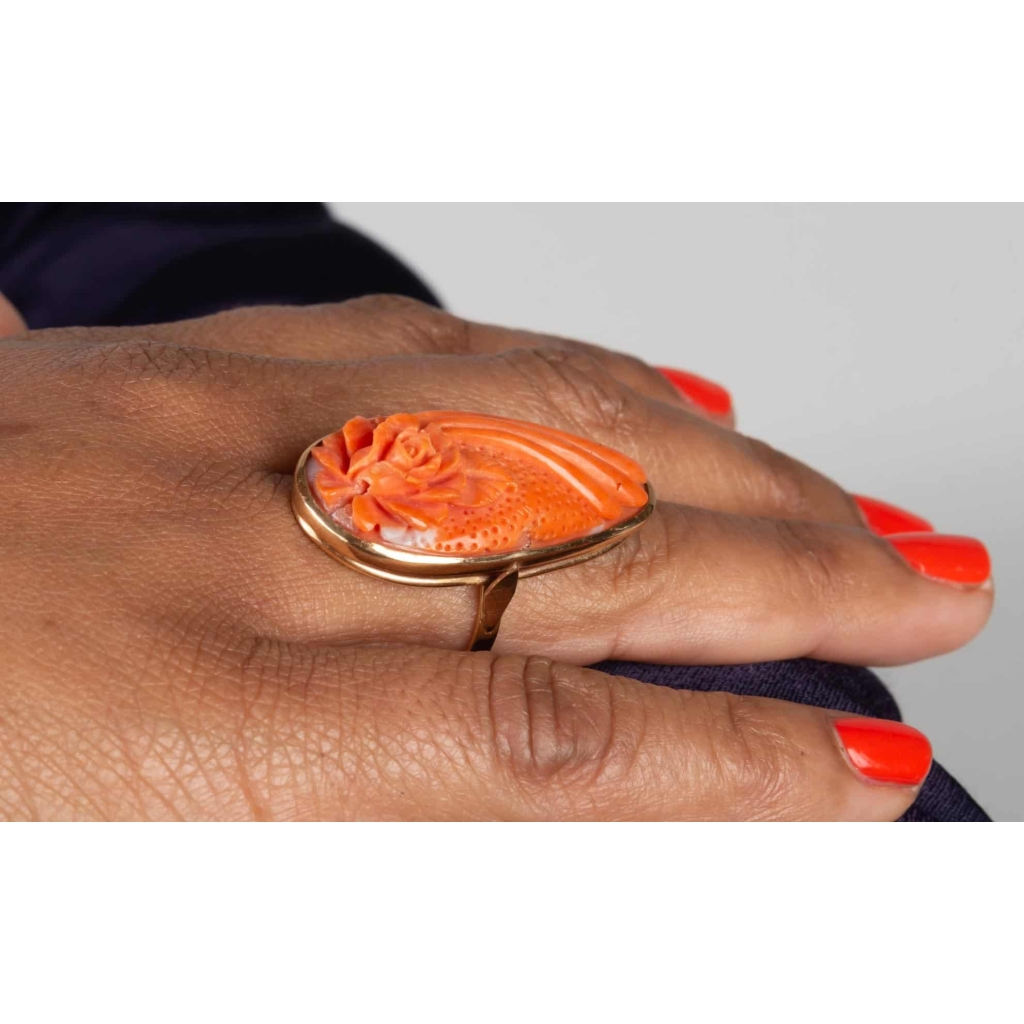 Bague en or 18 kt et corail représentant une fleur Bague en or 18 kt et corail représentant une fleur